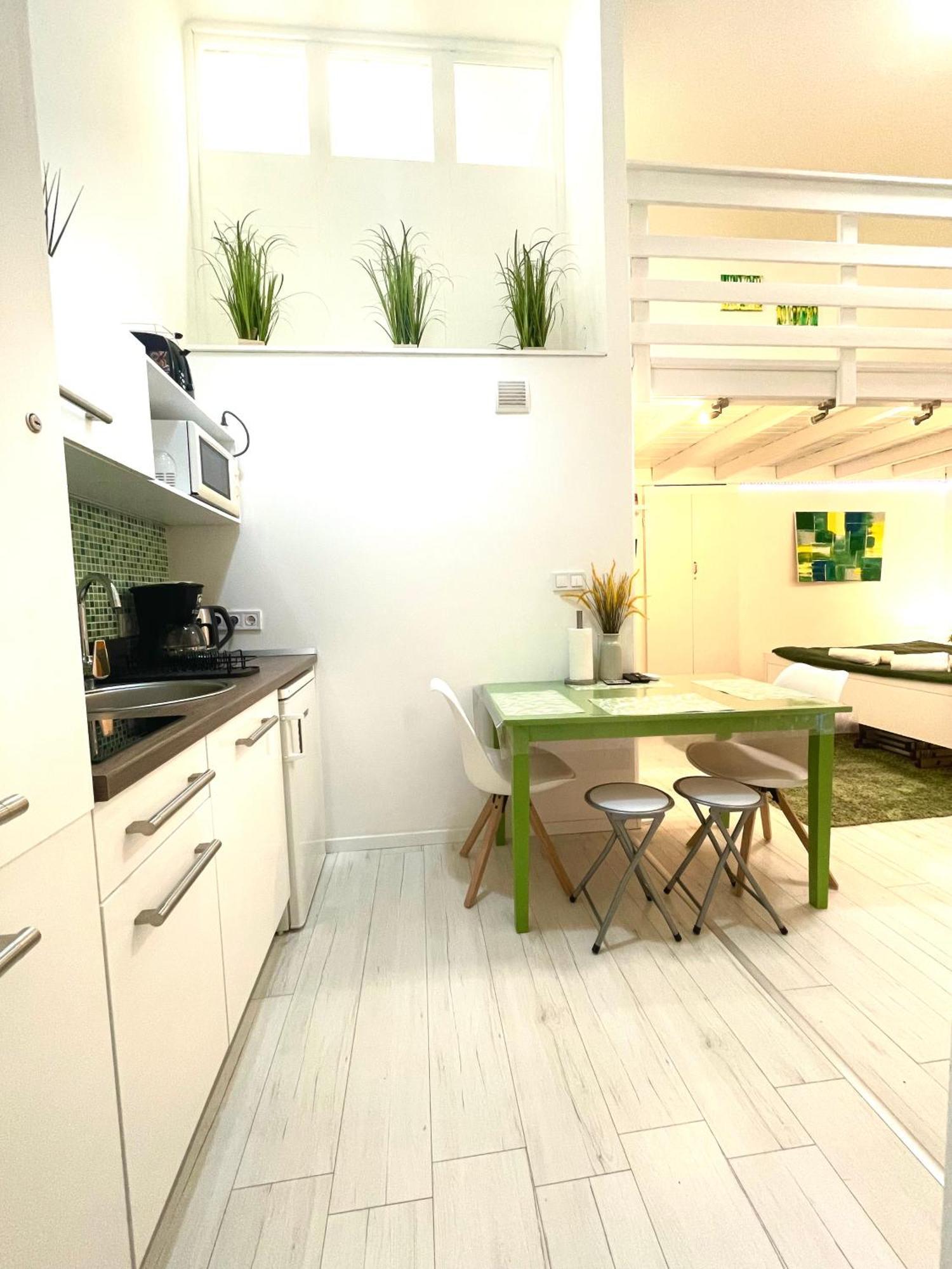 Teresian Apartment Near The Andrassy Street Free Air Conditioner Free Coffee Будапеща Екстериор снимка