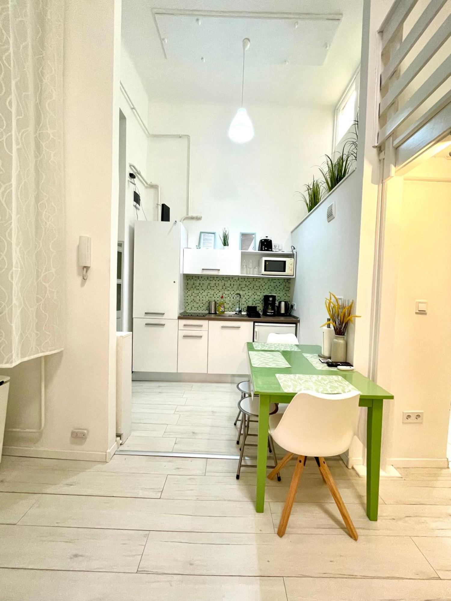 Teresian Apartment Near The Andrassy Street Free Air Conditioner Free Coffee Будапеща Екстериор снимка